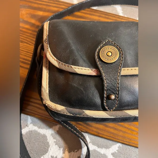 Burberry Vintage Black Crossbody Bag with Nova Check trim magnetic snap on flap - Image 4