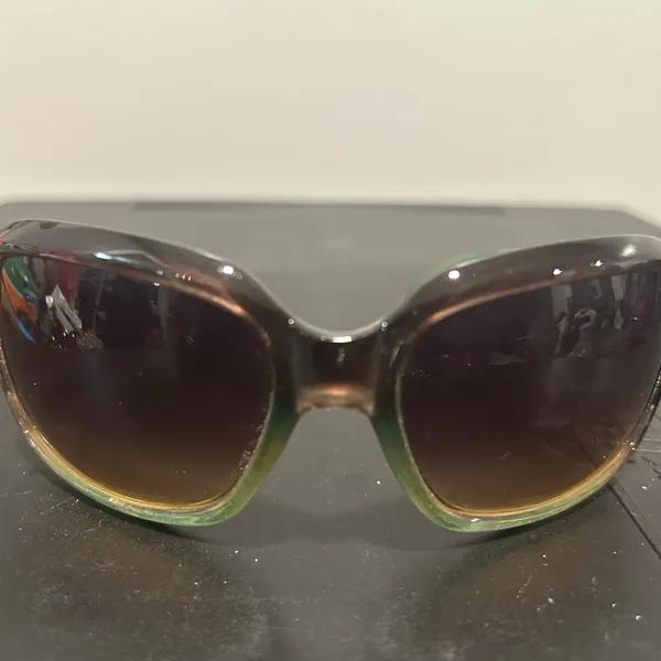 Stylish Green and Brown Gradient Sunglasses - Image 3