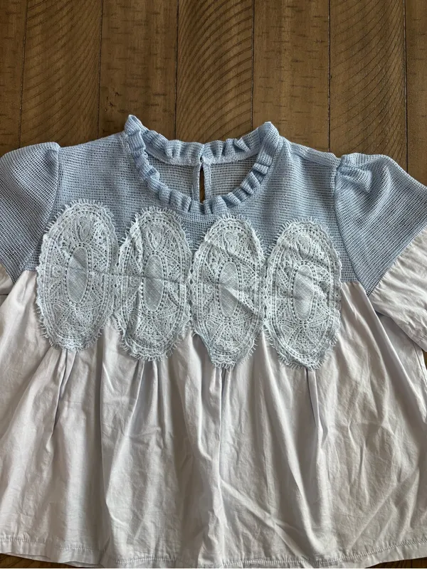 Lace Trim Short Sleeve Blouse Swing Crew Neck Ruffle Hem Blouse - Image 2