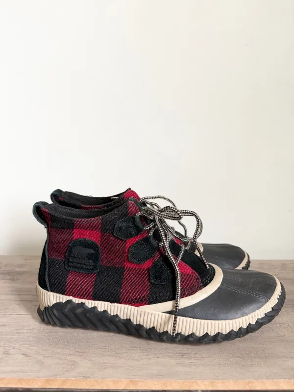SOREL Out N About Duck Boot Red Black Buffalo Plaid Size NL3403 9.5 - Image 3