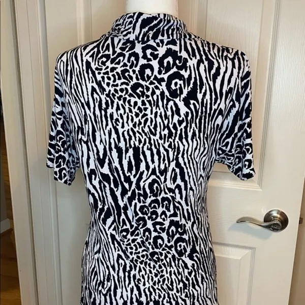 Cable & Gauge Top Zebra Print w/swoop neck Like New Size M - Image 8