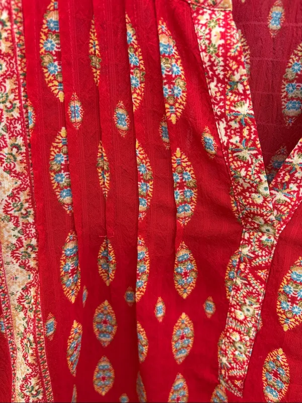 EUC Rose + Olive Red Medallion Top Size 2X - Image 7