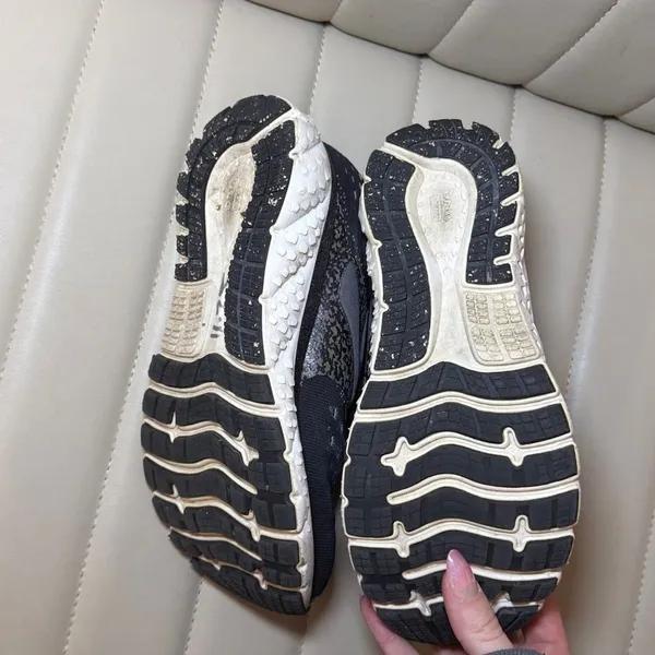 Brooks Women's Black and Purple Trainers - Image 8