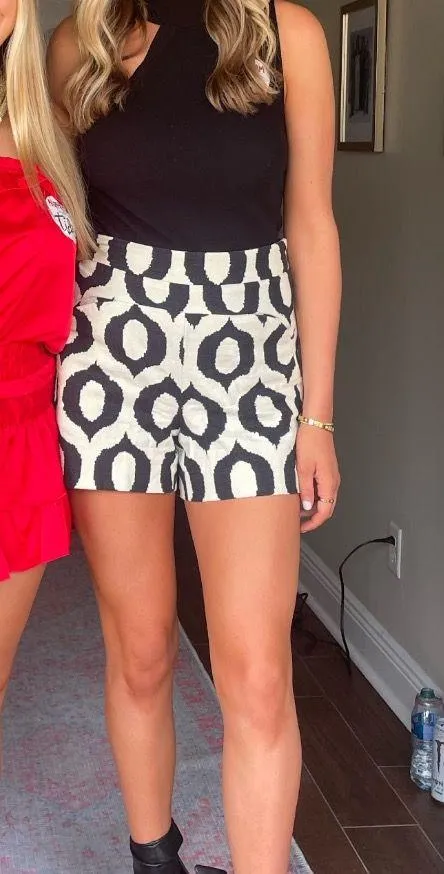 Black And White Shorts Size 8 - Image 2