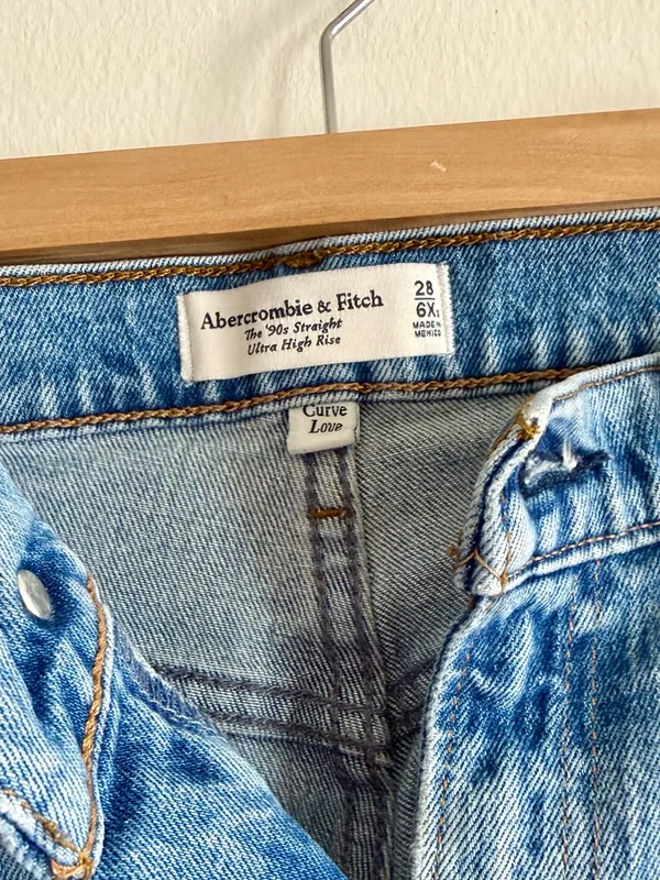 Abercrombie 90’s Straight Ultra High Rise - Image 3