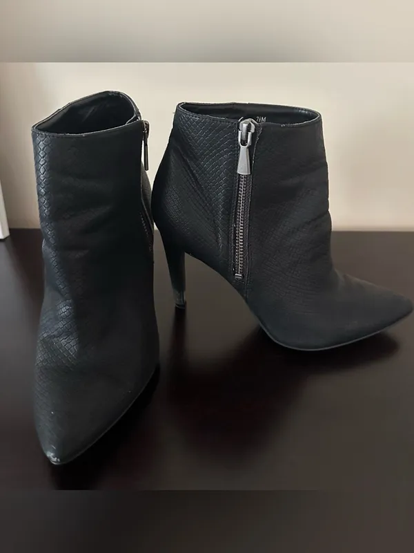 BP Black Pointed Stiletto Ankle Booties- Sleek Textured Design - Image 11