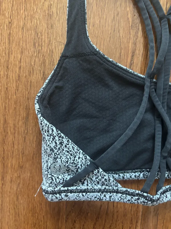 Lululemon Free To Be Zen Bra Power Luxtreme Spray Jacquard White Black - size 4 - Image 5