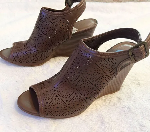 Jasmin Brown Faux Leather Cut Out Ankle Strap Wedges Size 6 - Image 9