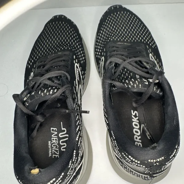 Brooks Levitate 5 Women’s 9 B Black Running Shoes 1203571B090 Heel Damage - Image 5