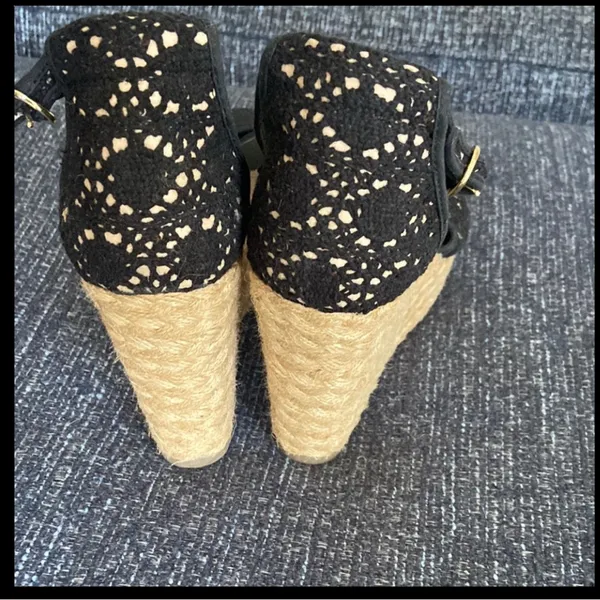 Steve Madden Black and Tan Wedge Sandals - Image 3