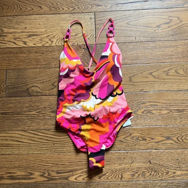 Trina Turk NWT WOMEN'S FAN FAIRE‎ TWIST BACK HALTER PLUNGE ONE PIECE SWIMSUIT - Image 9