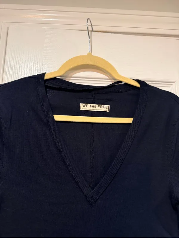 NWOT We The Free Size M Free People Ribbed V-Neck Long Sleeve Fitted Top Raw Hem - Image 5