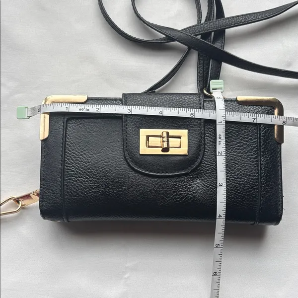 Elegant Black Leather Crossbody Bag GUC - Image 6