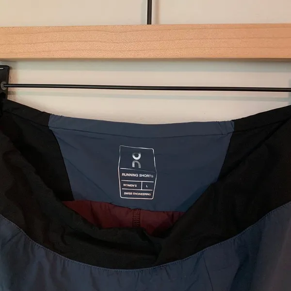 ON Cloud Running Shorts Size Large - Image 4