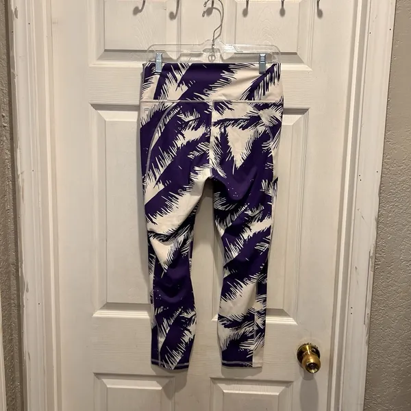 Fabletics‎ PureLuxe High Waisted Palm Leaf Print 7/8 Leggings Purple White L - Image 4