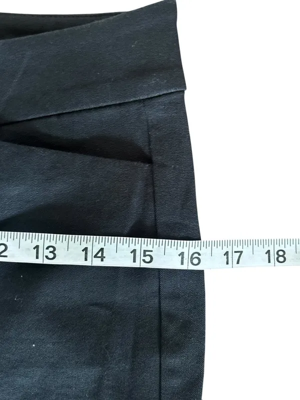Old Navy Women's Black Pixie Never Fade Pants - Image 5