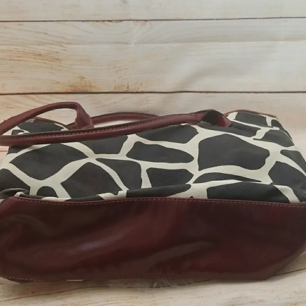 Nine & Co. by Nine West giraffe shoulder purse - Image 6