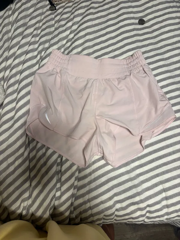 Lululemon Hotty Hot Shorts 2.5" High-Rise - Image 2