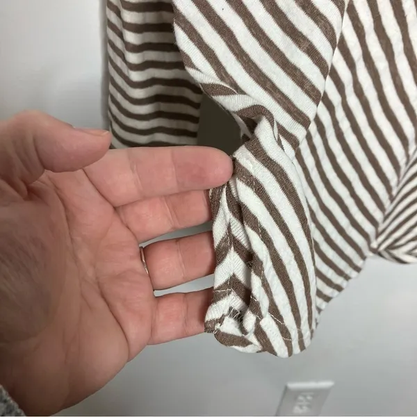Red BKE‎ striped v-neck top size large - Image 3