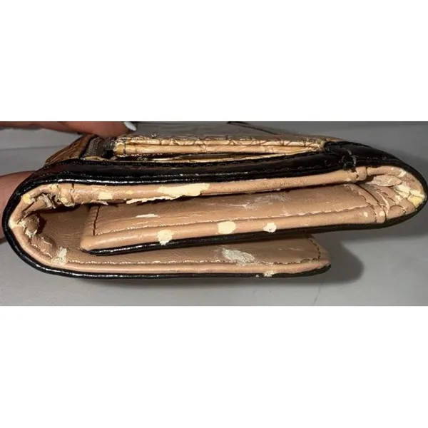 Vintage Guess Tan‎ & White Embossed Leather trifold wallet - Image 5