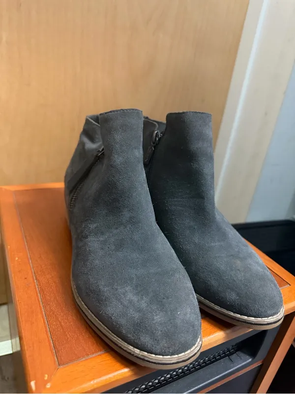 Blondo Women’s Gray Suede Waterproof Ankle Booties. Size: 8 - Image 2