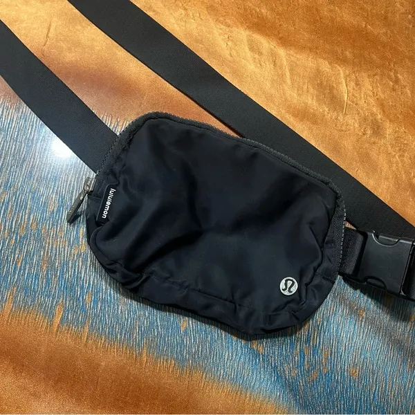 lululemon Everywhere Belt Bag Black OS unisex - Image 2