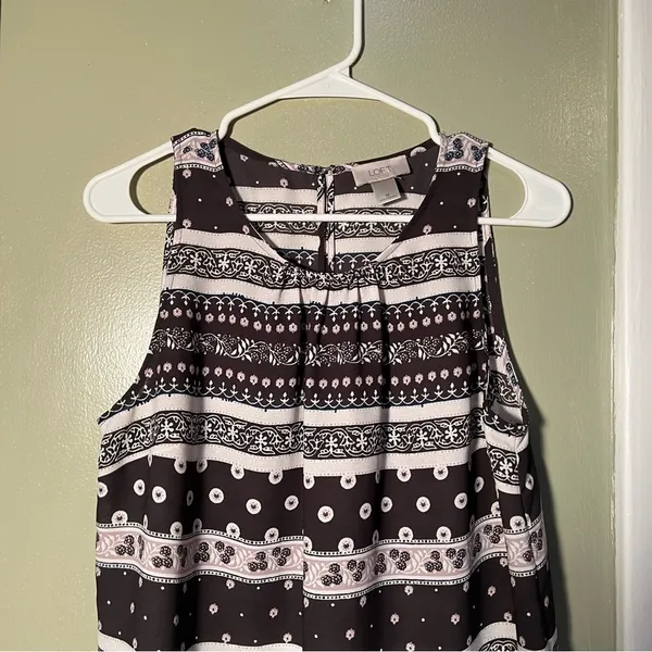 Loft‎ Women's Size Medium Sleeveless Blouse Gray White Pink Floral Stripe Scoop - Image 2