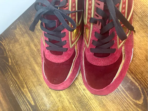 Brooks burgundy sneakers size 9.5 - Image 3