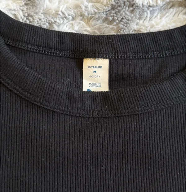 Old Navy Ultralite Ribbed Go-Dry Crop in Black Size M - Image 3
