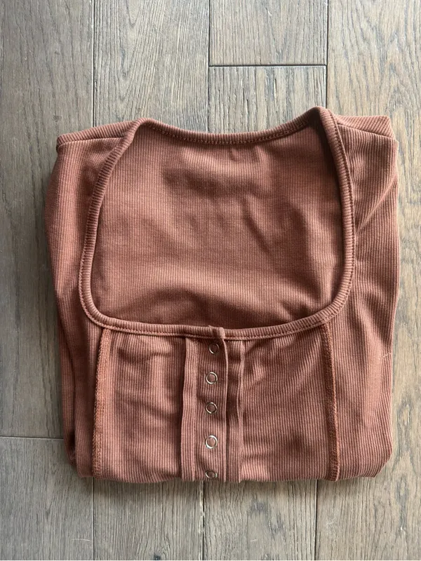 Women’s Cropped Scoop Neck Short Sleeve Top in Rust - Image 7