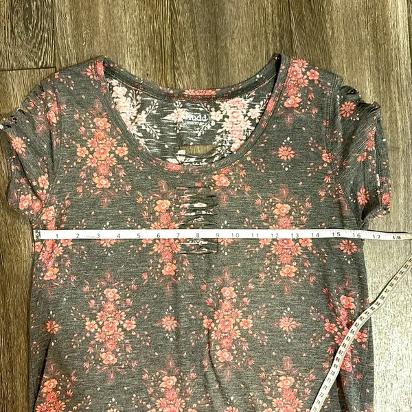 Women’s Mudd Size Large floral short sleeve top (NWOT) - Image 5