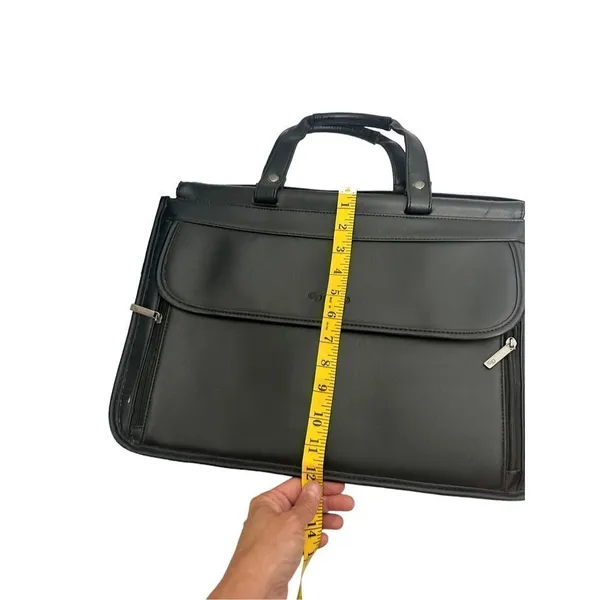 Solo black leather laptop classic bag - no shoulder strap included - small tear - Image 6