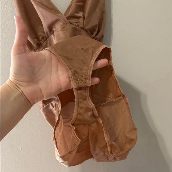 SKIMS BARELY THERE BODYSUIT BRIEF Sz SMALL BRONZE - Image 4