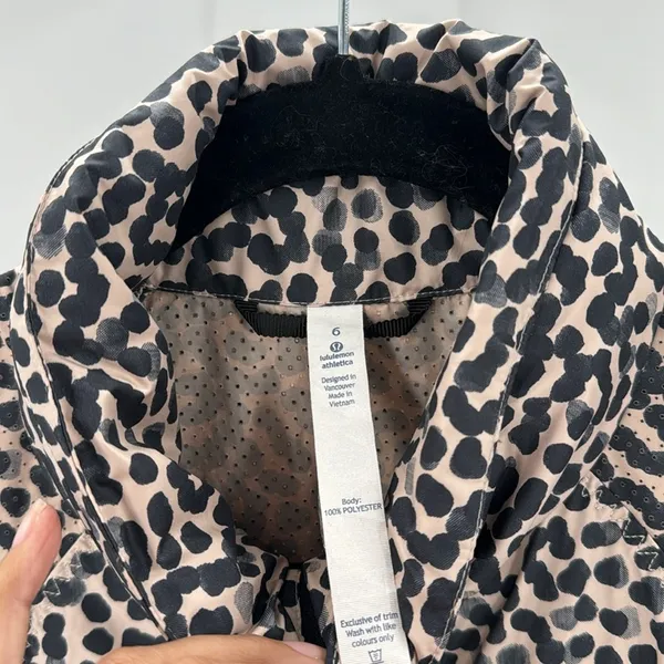 Lululemon Pack-It Vest Ace Spot Grain Black Full Zip active wear cheetah size 6 - Image 2