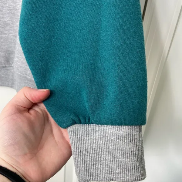 EUC Primark women’s gray blue green colorblock fleece lined decal crewneck top M - Image 3