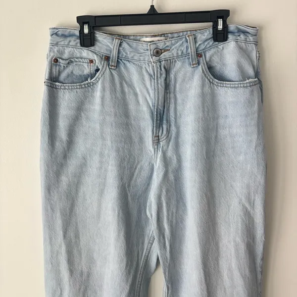 Abercrombie & Fitch The Loose High Rise Jeans Light Wash Raw Distressed Hem - Image 2
