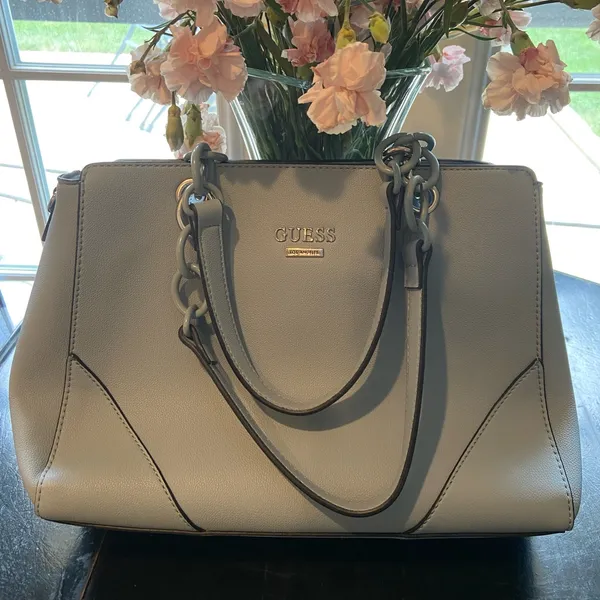 GUESS. Lt blue color! PURSE Vogue lanky chain handle! Near new. - Image 2