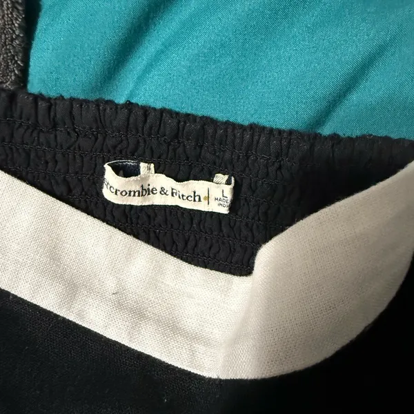 Abercrombie & Fitch Black and Cream Crop Top - Image 3