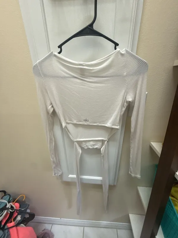 Alo Yoga Barre Long Sleeve Tie-Front Ribbed Top - Image 3