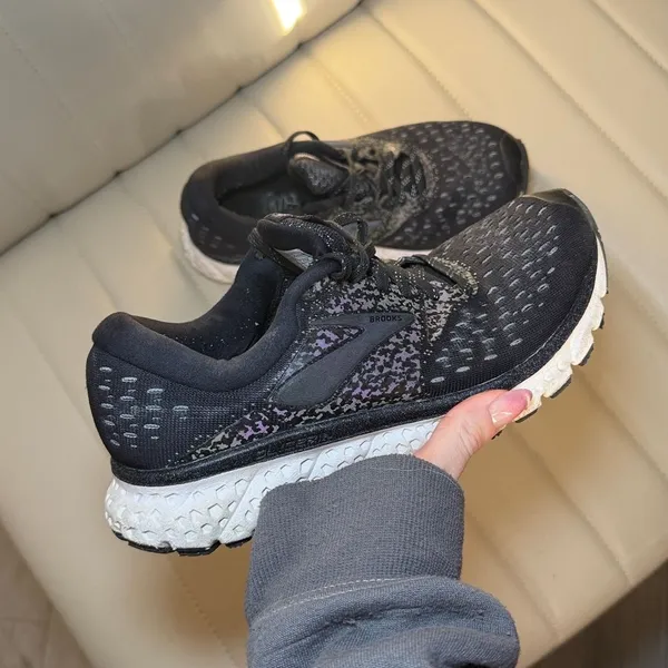 Brooks Women's Black and Purple Trainers - Image 2