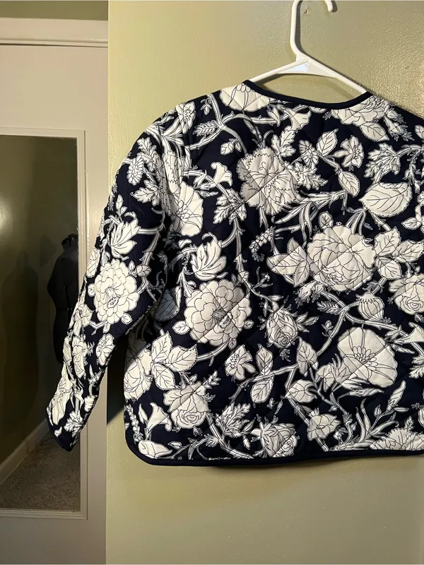 Time and Tru Womens Sz XS 0-2 Quilted Jacket Navy Blue White Floral Gold Buttons - Image 8