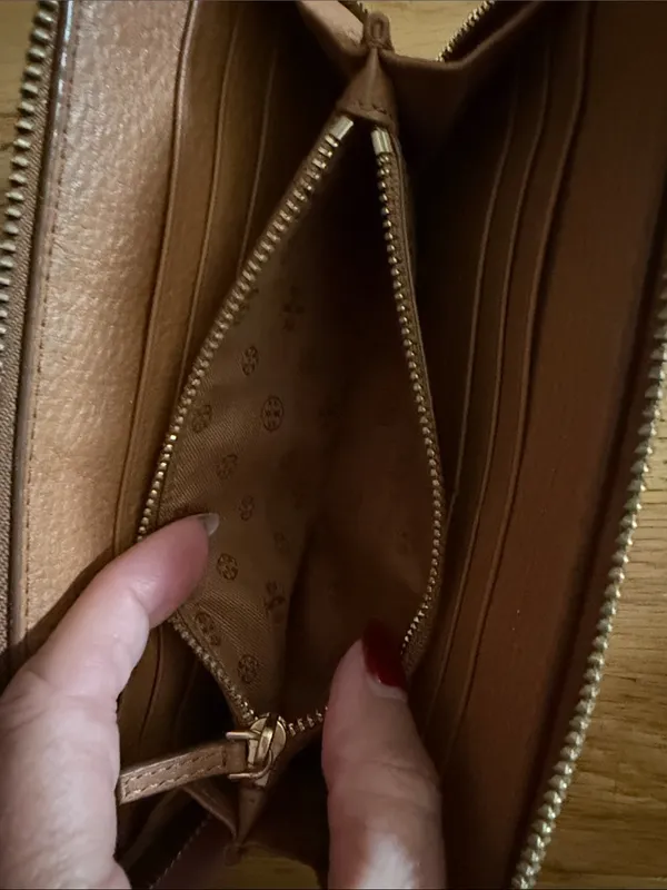 TORY BURCH -  Brown Leather Zip Wallet - Image 7