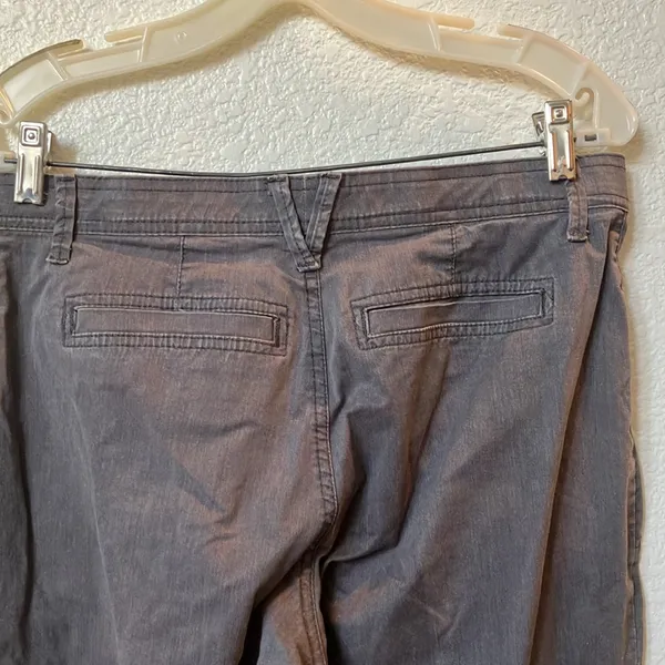 FINAL MARKDOWN Gloria Vanderbilt slacks 8 short - Image 3