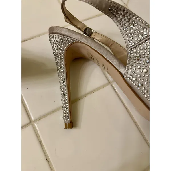 Le Château Rhinestone Covered Silver Heels 4 Inches Tall Size 8 Women’s - Image 5