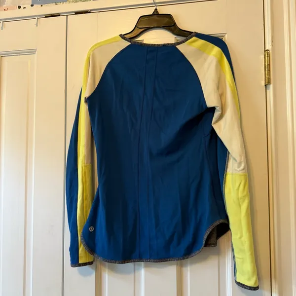 Lululemon Runder Under Reversible Long Sleeve Top in Blue, Grey, & Yellow - Image 4
