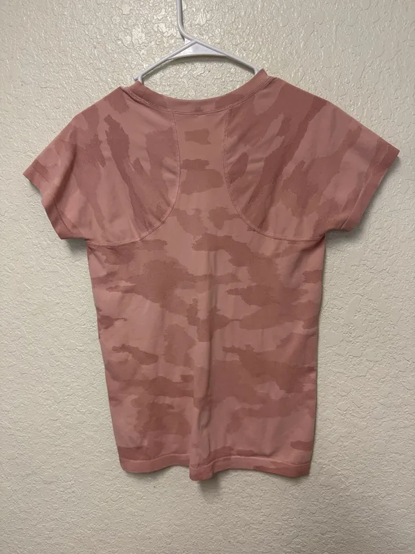 ATHLETA Momentum Seamless Camo Tee in Blush Pink Camo Estimated Size Medium - Image 6