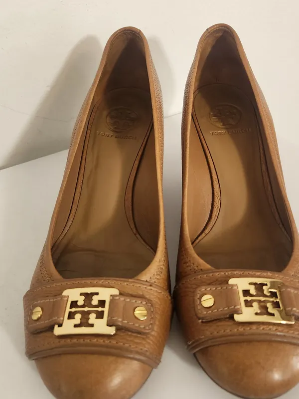 Tory Burch Brown Wedge Shoes with Gold-Tone Accents Size 9.5 Flaw - Image 4