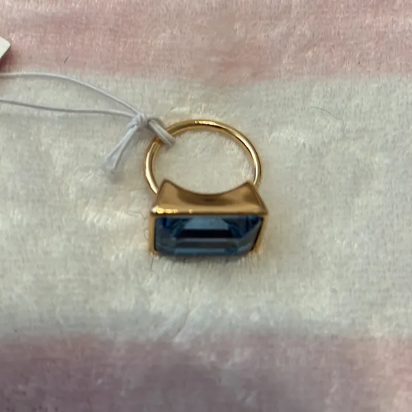 Beautiful Christian Siriano 14 karat gold plated, blue glass, stone ring - Image 6