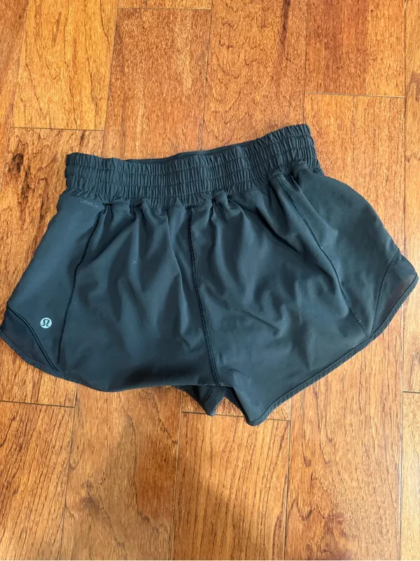 Lululemon Hotty Hot Short *High-Rise 2.5 Size 6 - Image 4