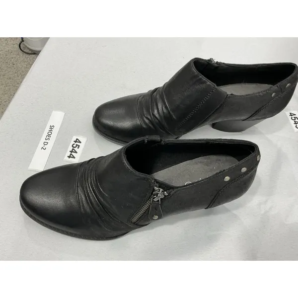 Womans Bare Traps Remy Slip On Booties 10 M Black Block Heel Scrunch Stud Accent - Image 3